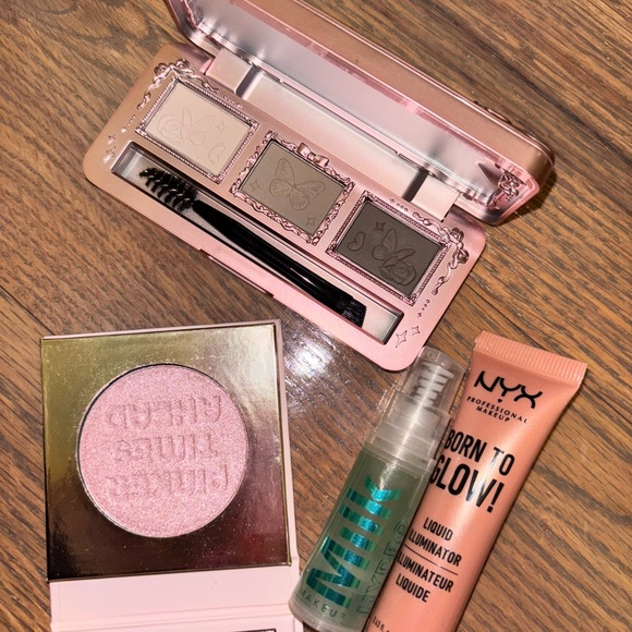 Variety of makeup - Picture 2 of 2